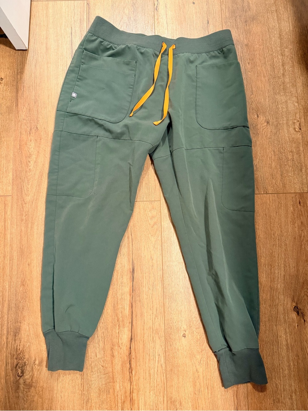 Figs large qua joggers in moss
